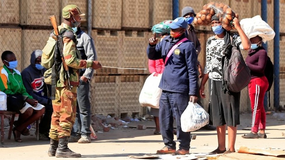 Солдат проверяет пешеходов перед запланированными антиправительственными акциями протеста во время вспышки коронавирусной болезни (COVID-19) в Хараре, Зимбабве, 30 июля 2020 г.