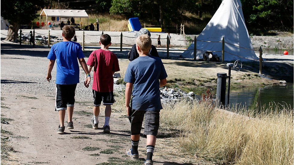 Boy Scouts caminando en el campamento Maple Dell, en julio de 2015, en Utah.