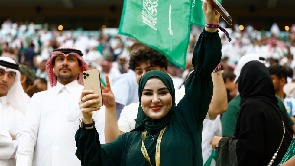 كأس العالم 2022: ما هي حظوظ المنتخبات العربية في الوصول إلى الدور الثاني من مونديال قطر؟ 1 الجمهور السعودي يمني النفس بالوصول إلى دور الستة عشر بعد الفوز التاريخي على الأرجنتين