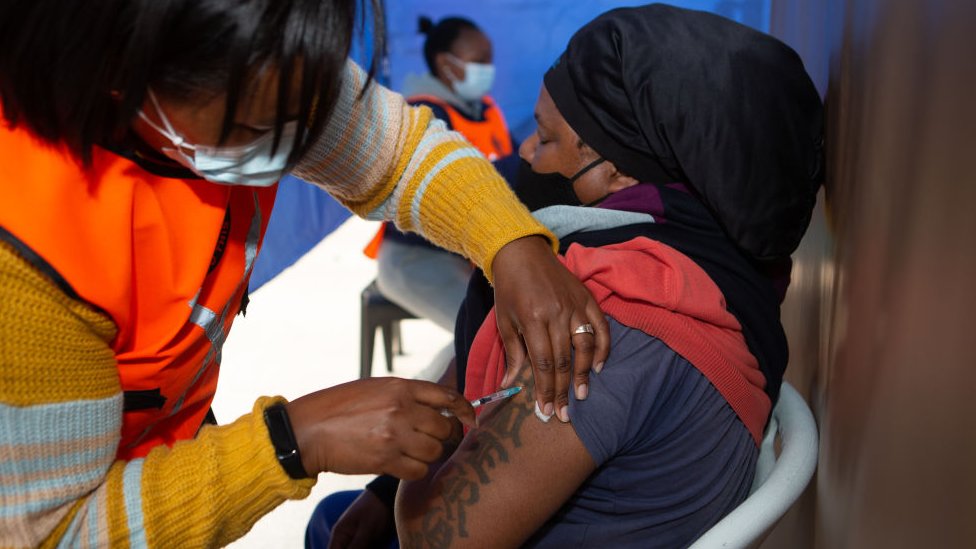 南非開普敦一名男子接種輝瑞—BioNTech新冠病毒疫苗（2/10/2021）