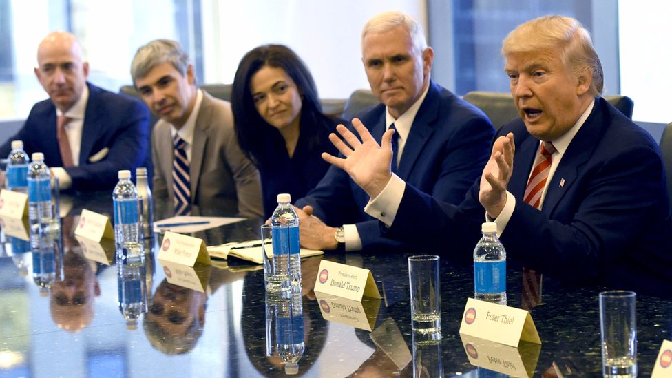 Дональд Трамп (справа) встречается с лидерами технологий. Фото файла