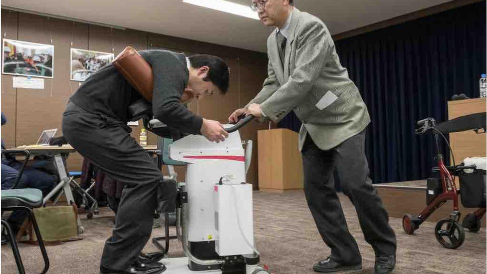 2018年2月，日本東京展示的與機器人護理師（即移動支援機器人）擁抱的照片。