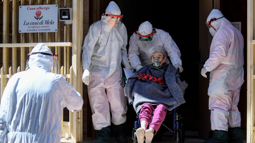 Этот дом престарелых в Неаполе был эвакуирован в четверг в попытке остановить распространение вируса