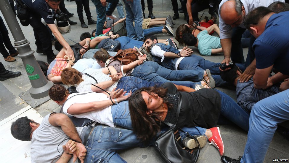 Демонстранты задержаны турецкими полицейскими в Анкаре