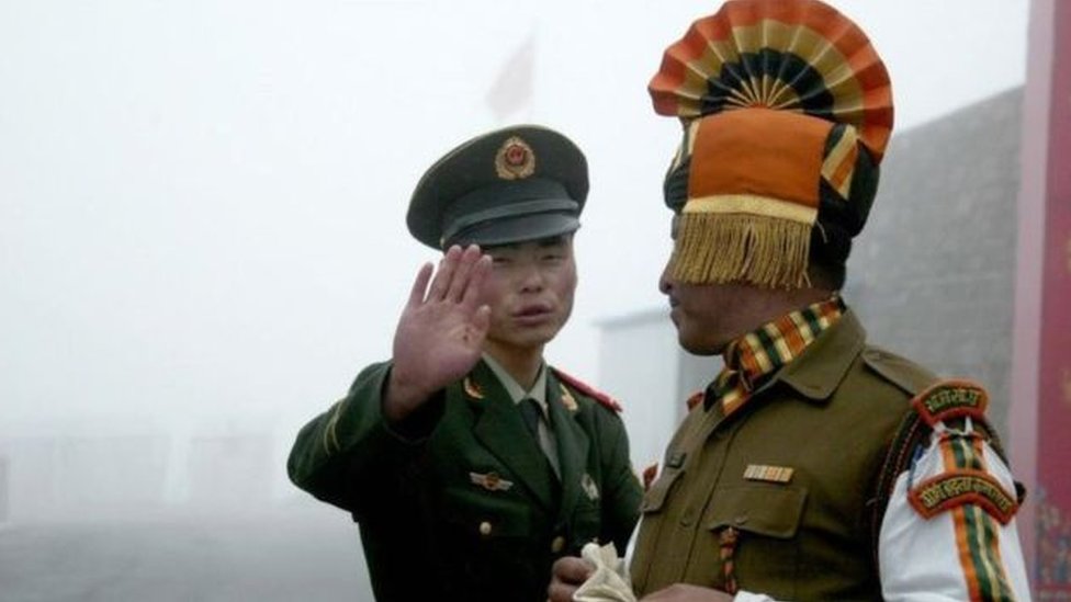 ضابط صيني وآخر هندي