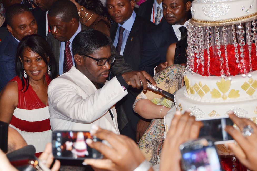 Июнь 2013: Теодорин Обианг разрезает торт на свой день рождения