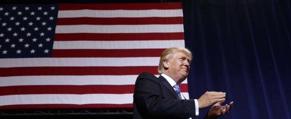 Дональд Трамп перед флагом США