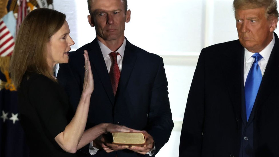 Amy Coney Barrett junto a Donald Trump.