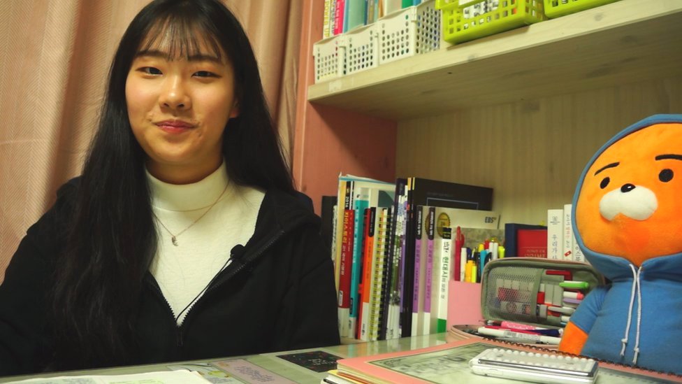 El dormitorio de Ko Eun-suh está lleno de libros