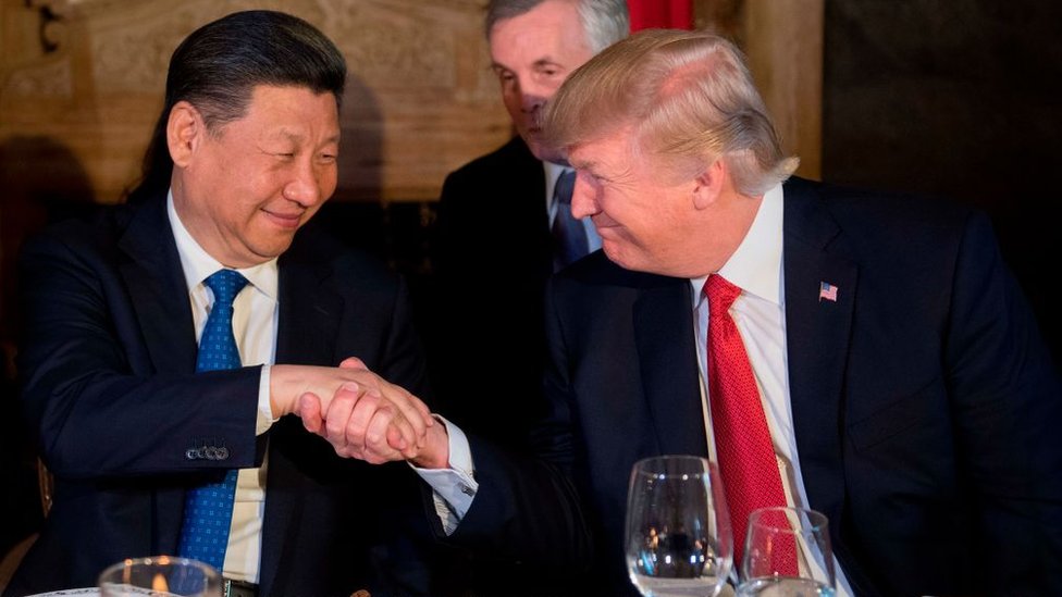 2017年4月6日，美國總統特朗普（右）和中國國家主席習近平（左）在佛羅里達州西棕櫚灘的海湖莊園共進晚餐。