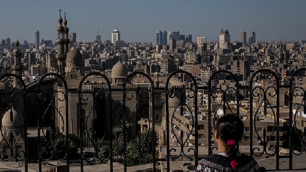 فتاة تنظر إلى معالم مدينة القاهرة