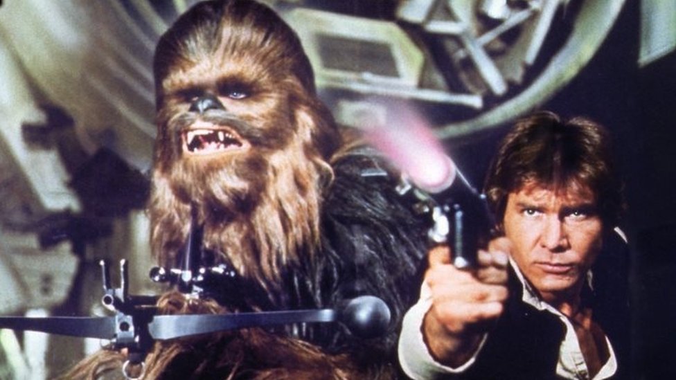 Peter Mayhew memerankan Chewbacca (L) bersama Harrison Ford dalam Star Wars Episode IV