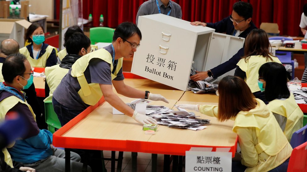 2019年香港區議會選舉結束後某投票站開箱點票（25/11/2019）