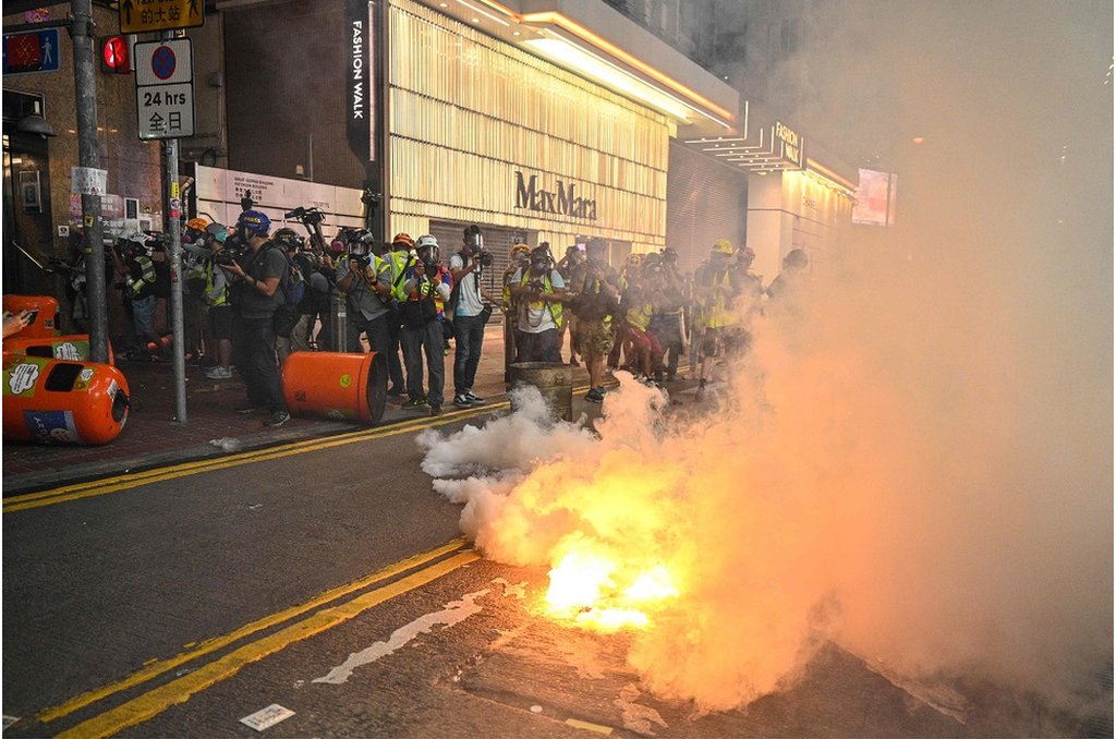 示威者在銅鑼灣商業區道路縱火。
