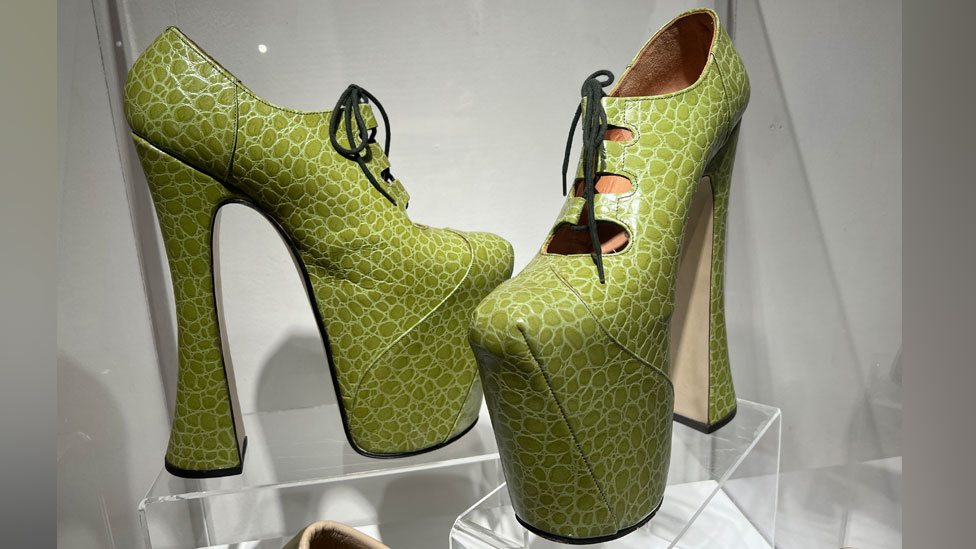 希少 入手困難 Vivienne Westwood 回顧展限定販売 Lサイズ レディース