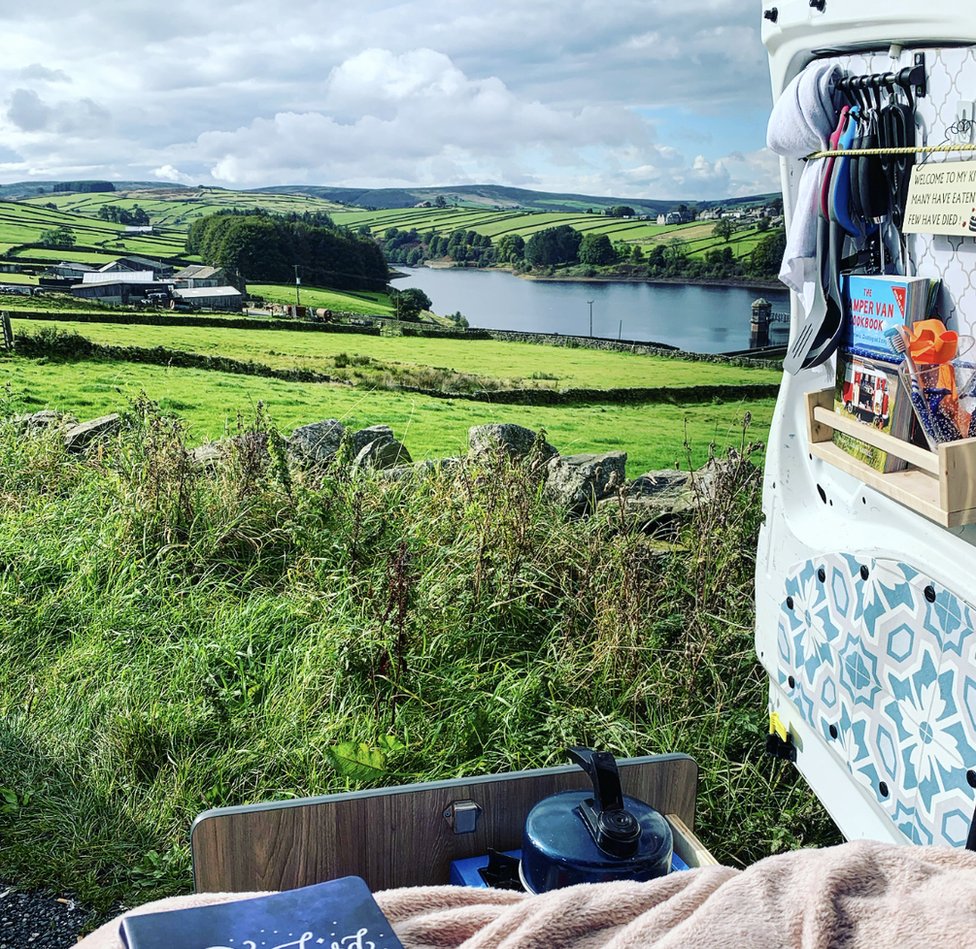 Una vista desde la camioneta de Chloe