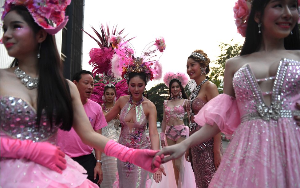 Bangkok'da LGBT hakları için düzenlenen bir yürüyüşe katılan trans performans sanatçıları