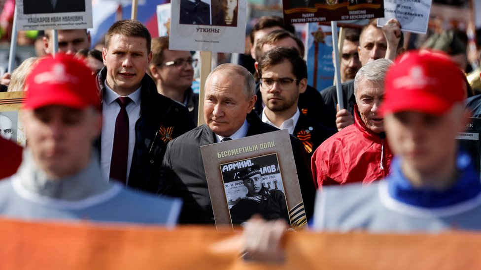 Putin sa fotografijom oca tokom prošlogodišnje povorke Besmrtnog puka