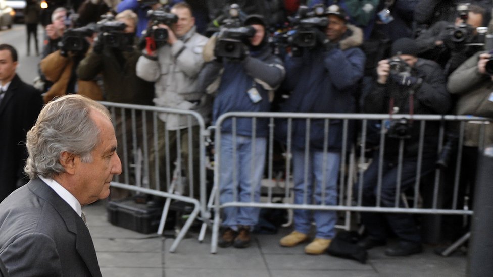 Опальный финансист с Уолл-стрит Бернард Мэдофф (слева) прибыл в Федеральный суд США 12 марта 2009 г. в Нью-Йорке