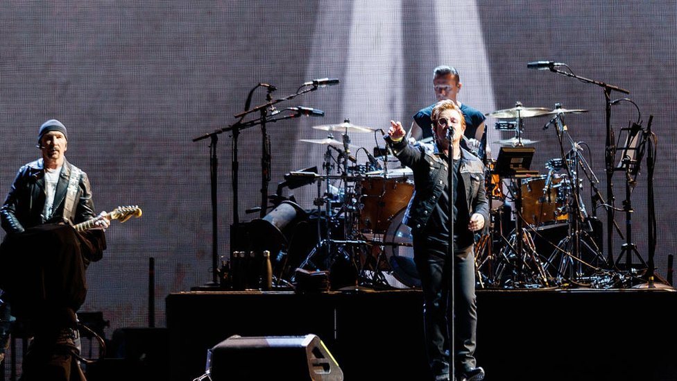 "U2 son clientes nuestros desde hace años", dice Martin Corr. The Edge, Bono y Larry Mullen Jr., integrantes de la banda U2.