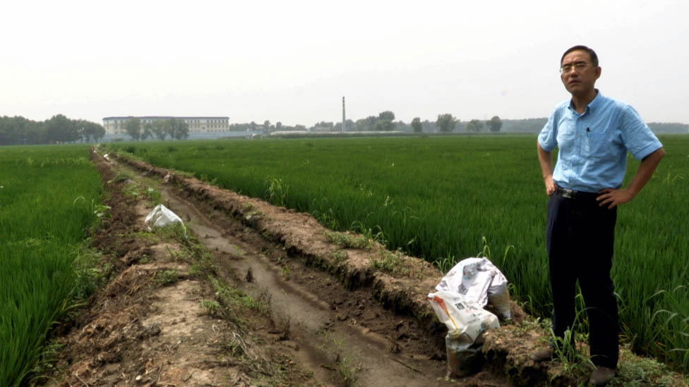 Sun Yi em frente ao campo de Massanjia após sua libertação