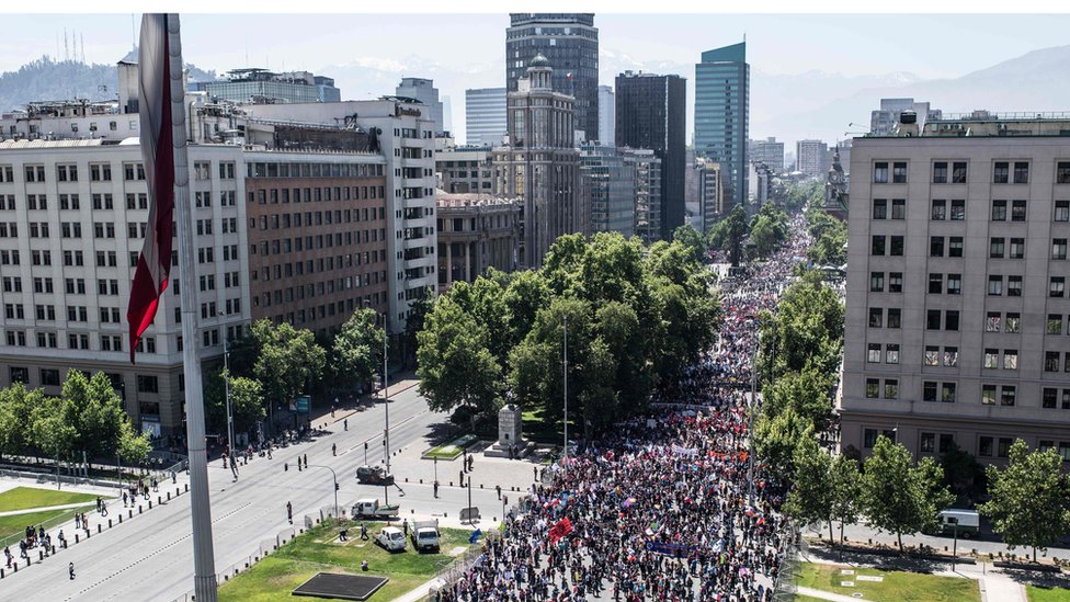 Массовая демонстрация на улицах Сантьяго в среду, 30 октября