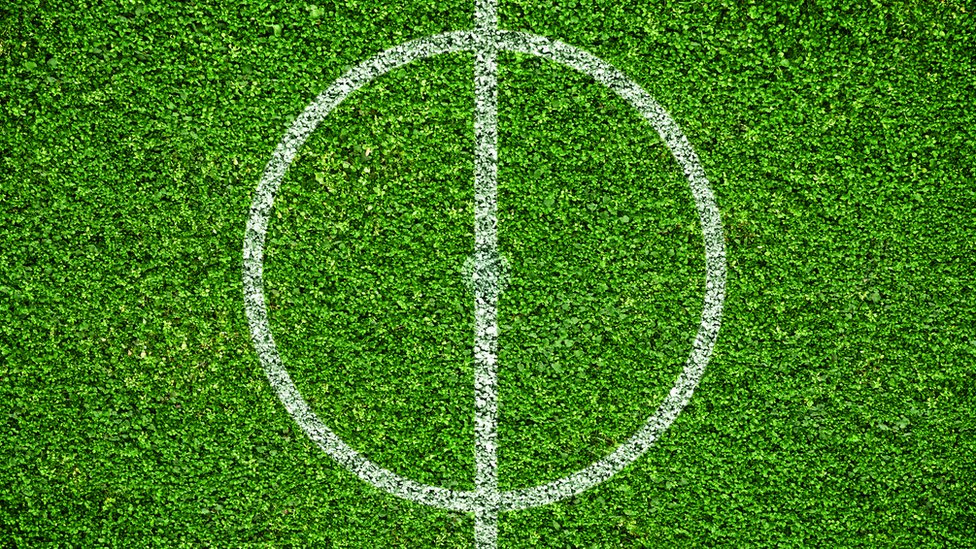 El círculo llegó 10 años antes que la línea, pero valor es más que todo estético. Centro de cancha moderna.