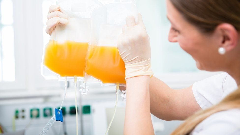 ممرضة تمسك بلازما