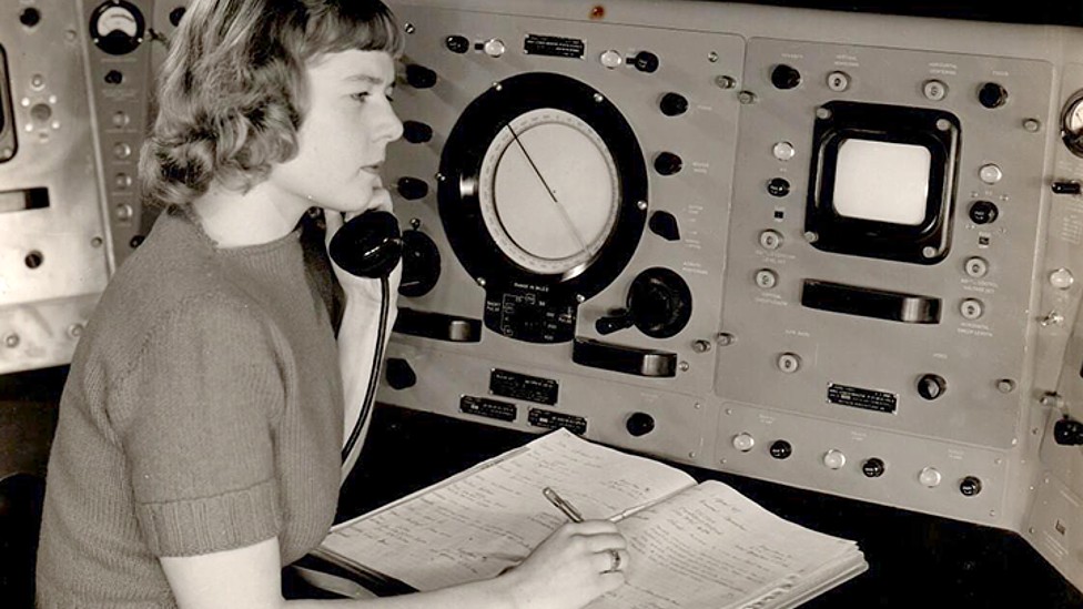 Virginia Norwood con un detector de radar en los laboratorios del Cuerpo de Señales de ejército.