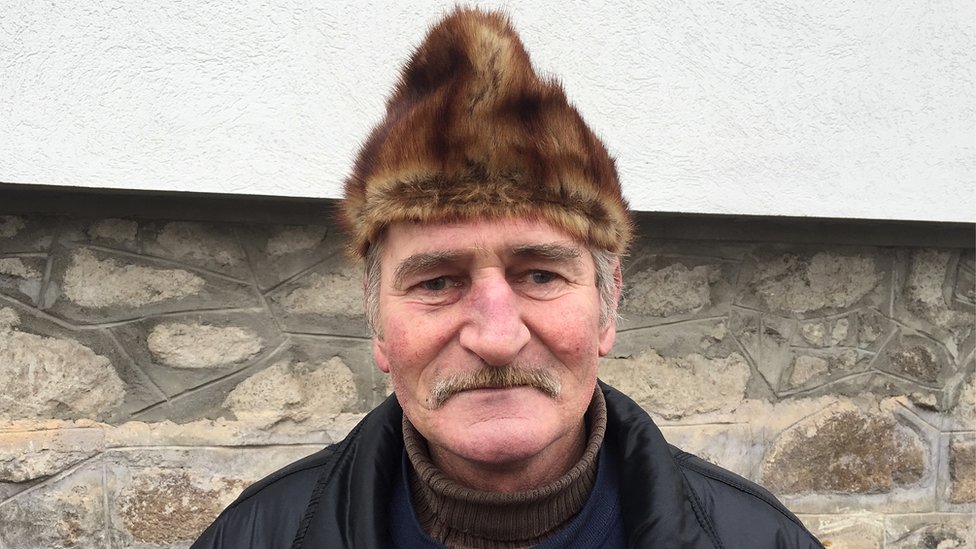 Житель Дитрау Адальберт Хорват, 54 года, в меховой шапке