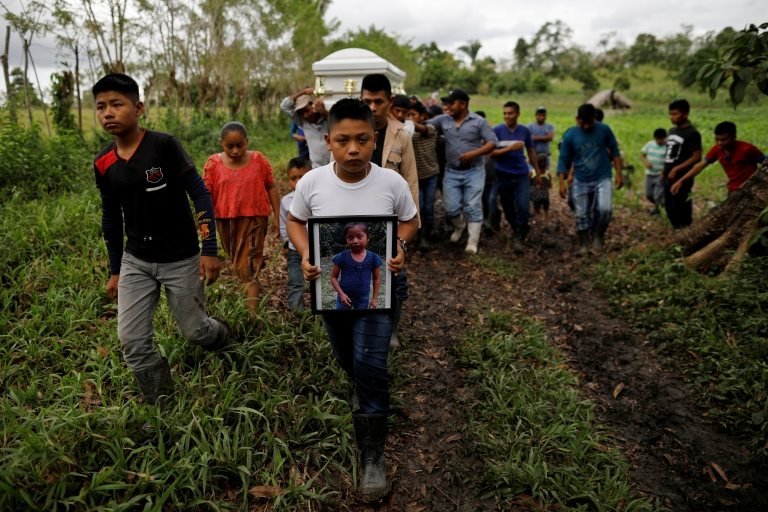 Друзья и семья несут гроб с останками 7-летней девочки Джакелин Каал, которая сдалась США.Пограничные агенты ранее в этом месяце и умерли после того, как у нее поднялась температура, когда она находилась под стражей в Службе таможенного и пограничного контроля США, во время ее похорон в ее родной деревне Сан-Антонио Секортес в Гватемале 25 декабря 2018 г.