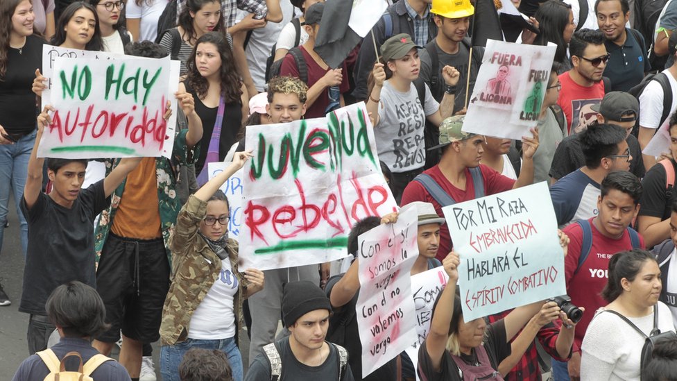 Estudiantes marchan en la UNAM