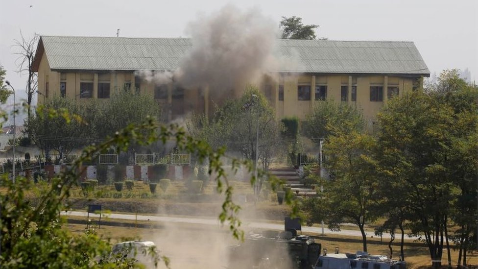 Дым и пыль поднимаются над зданием Индийских пограничных сил (BSF), которое удерживалось подозреваемыми боевиками после того, как оно было поражено взрывчаткой, выпущенной правительственными силами в Сринагаре 3 октября 2017 года.