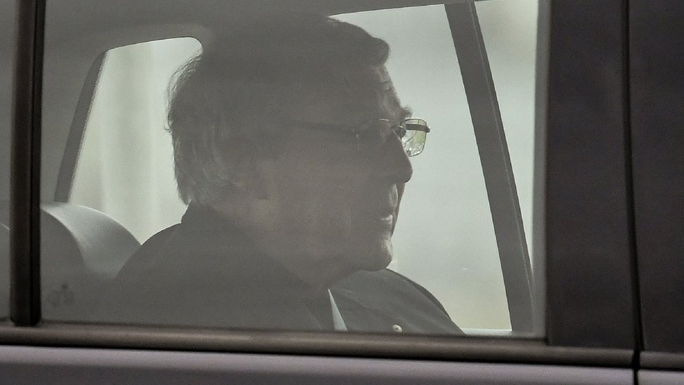 Кардинал Джордж Пелл в машине выезжает из тюрьмы Барвон Виктории после того, как его приговор о жестоком обращении с детьми был отменен