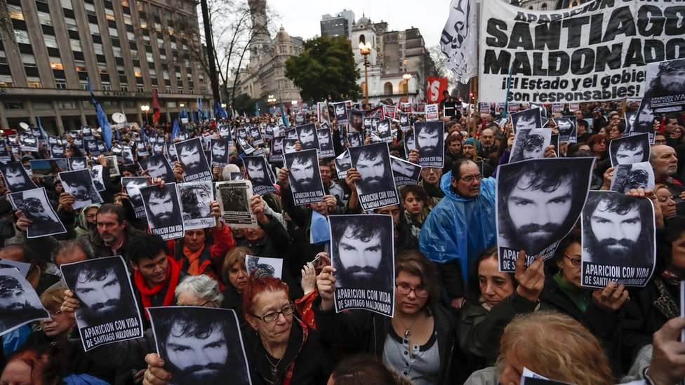 Тысячи людей вышли на демонстрацию в защиту пропавшего активиста Сантьяго Мальдонадо в Буэнос-Айресе 11 августа