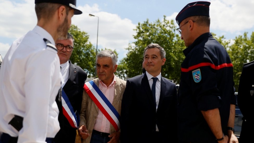 Жеральд Дарманин во время посещения полицейского управления под Парижем, вторник, 7 июля