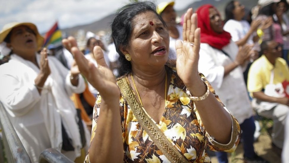 Индуистская женщина поет и молится во время мессы под руководством Папы Франциска у памятника Марии Королевы мира в Порт-Луи, Маврикий, 9 сентября 2019 года.