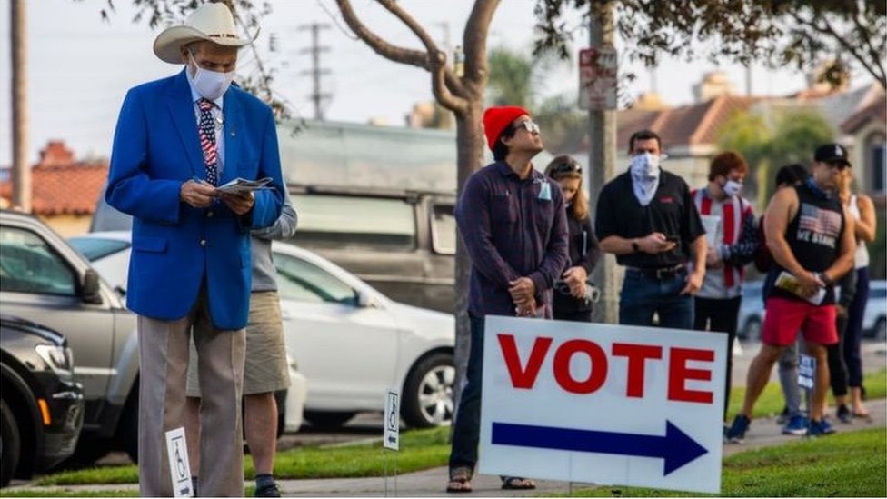 ناخبون يصطفون للتصويت في ولاية كاليفورنيا