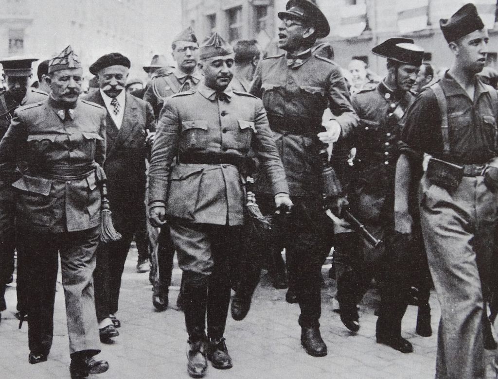 El general Franco con sus tropas en 1936.