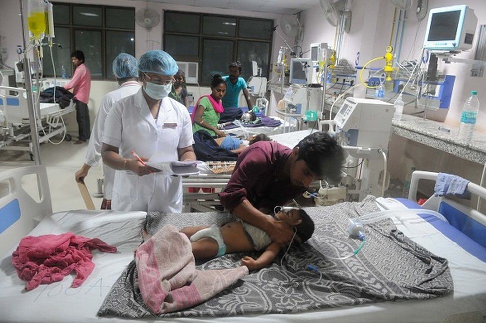 Muitas das crianças vítimas que morreram em Gorakhpur sofriam de encefalite