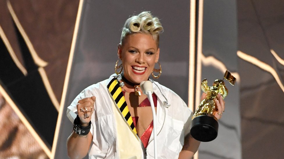 La cantante Pink recibió el premio Michael Jackson como reconocimiento a su carrera. Pink