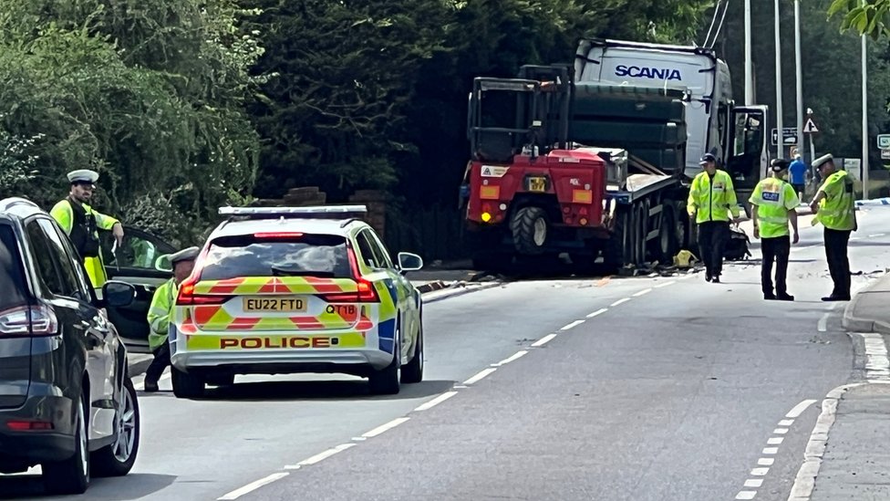 A120 Man left seriously injured as lorry and car crash