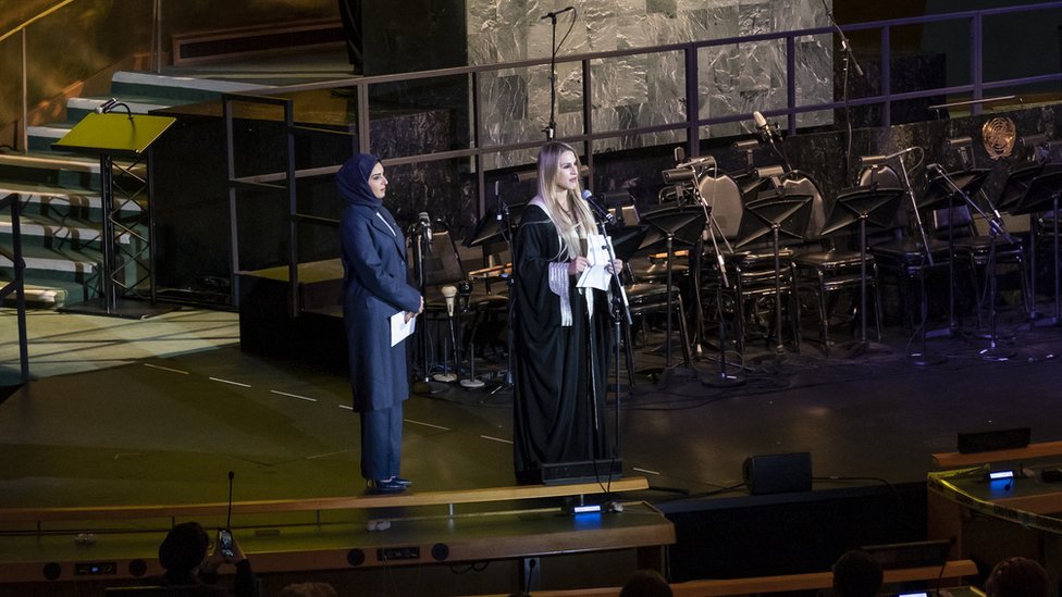 دانة الفردان والمخرجة القطرية أمل المفتاح وأوركسترا قطر الفلهارمونية خلال حفل يوم الأمم المتحدة عام 2019 في مقر الأمم المتحدة في نيويورك