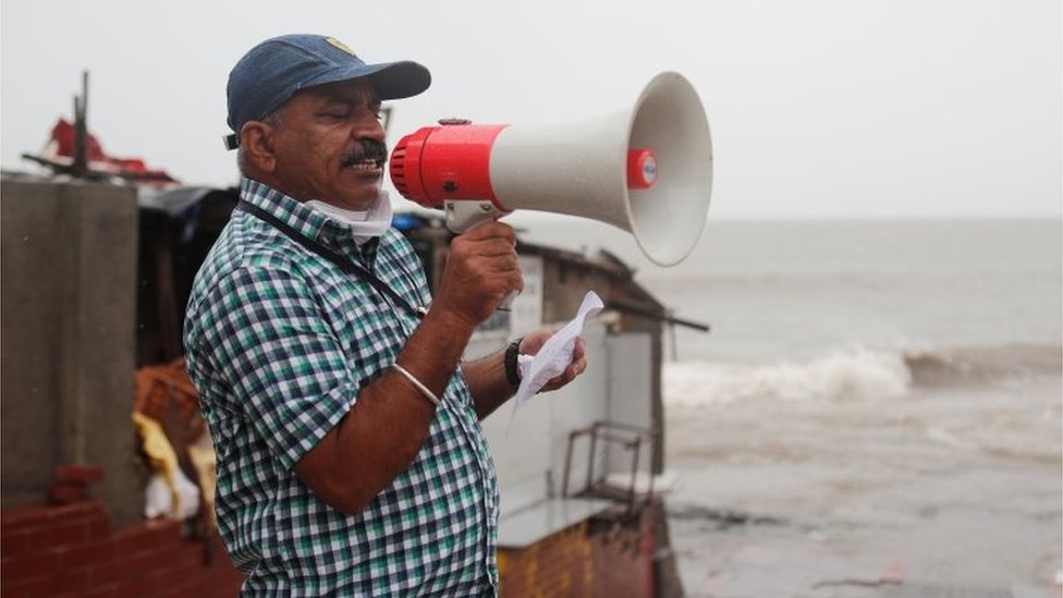 Официальный представитель муниципальной корпорации Бриханмумбаи (BMC) объявляет, что оставайтесь дома через громкоговоритель до того, как циклон Нисарга обрушится на сушу в Мумбаи, Индия, 3 июня 2020 г.