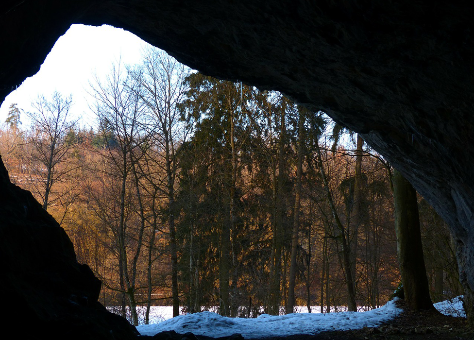 La cueva tiene dos espacios: uno grande, como un salón comunitario, y otro, más íntimo, pequeño, en el fondo. Cueva Stadel vista desde adentro