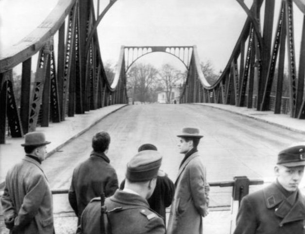 1962年2月10日在東德的Glienicke大橋上 美國換回了被蘇聯俘虜的Ｕ-２偵察機的駕駛員鮑爾斯