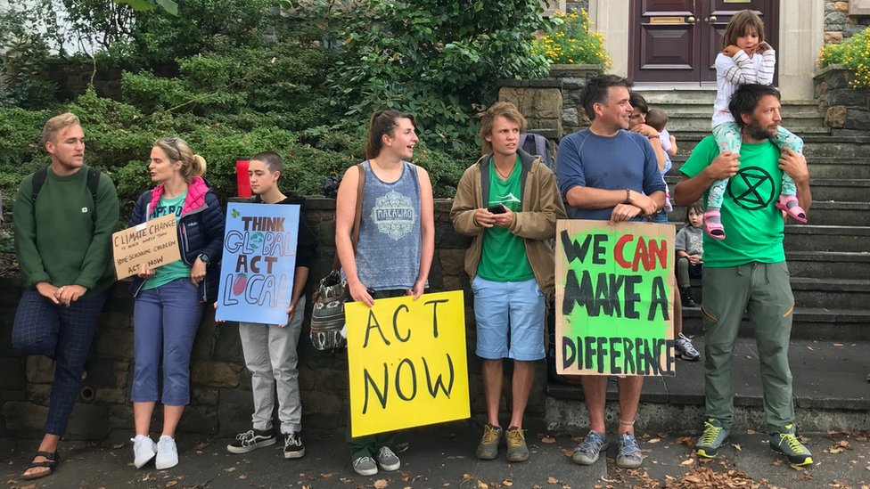 Протестующие против изменения климата за пределами Штатов