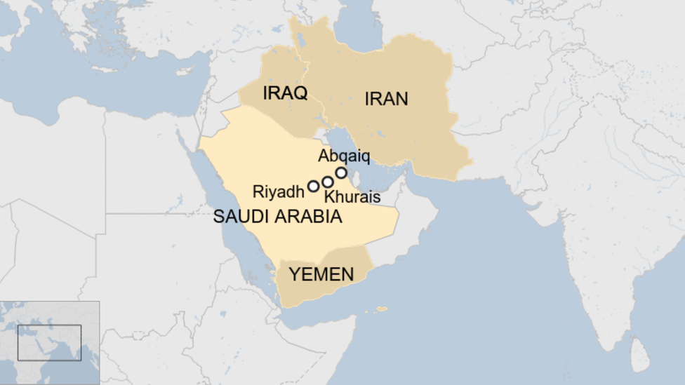 Саудовская Аравия со столицей Эр-Рияд, двумя нефтяными объектами Абкайк и Хурайс, Йеменом на юге и Ираком и Ираном на севере