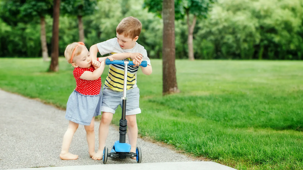 Hermanos peleando por un monopatín