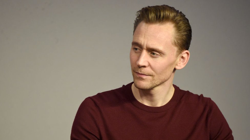 Hiddleston fue visto vistiendo una camiseta que decía "Yo -dibujo de corazón- T.S.", por la que fue objeto de burlas. Tom Hiddleston